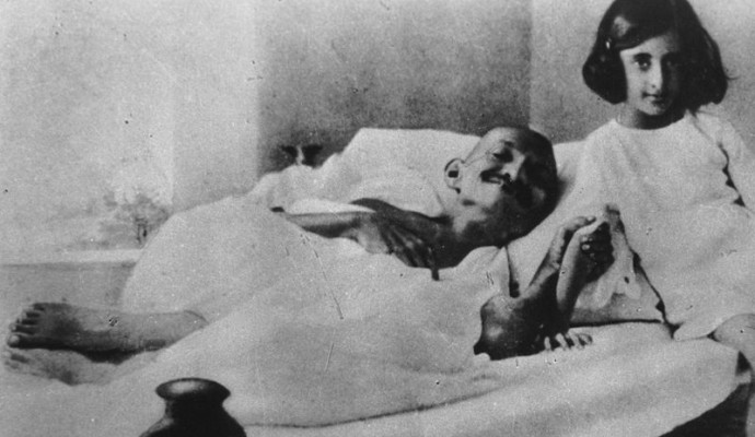 Gandhi e Indira, futuro primo ministro indiano, nel 1924