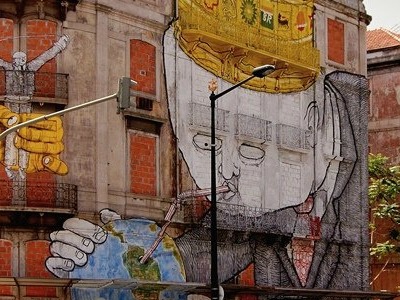 Lisbona, il graffito di Blu in Avenida Fontes Pereira de Melo