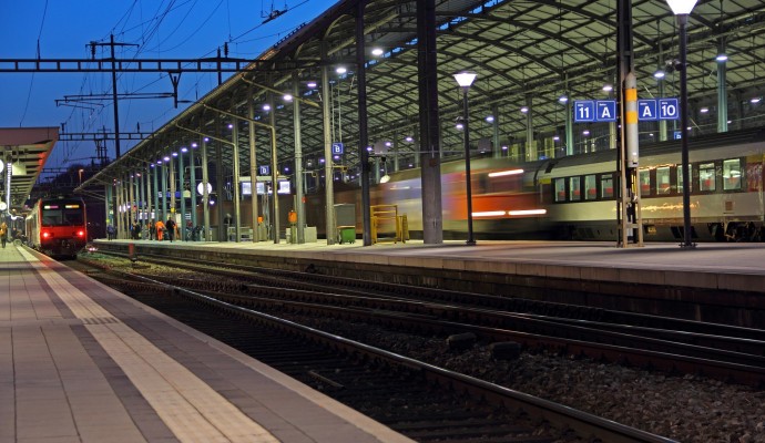 bahnhof bei nacht in olten
