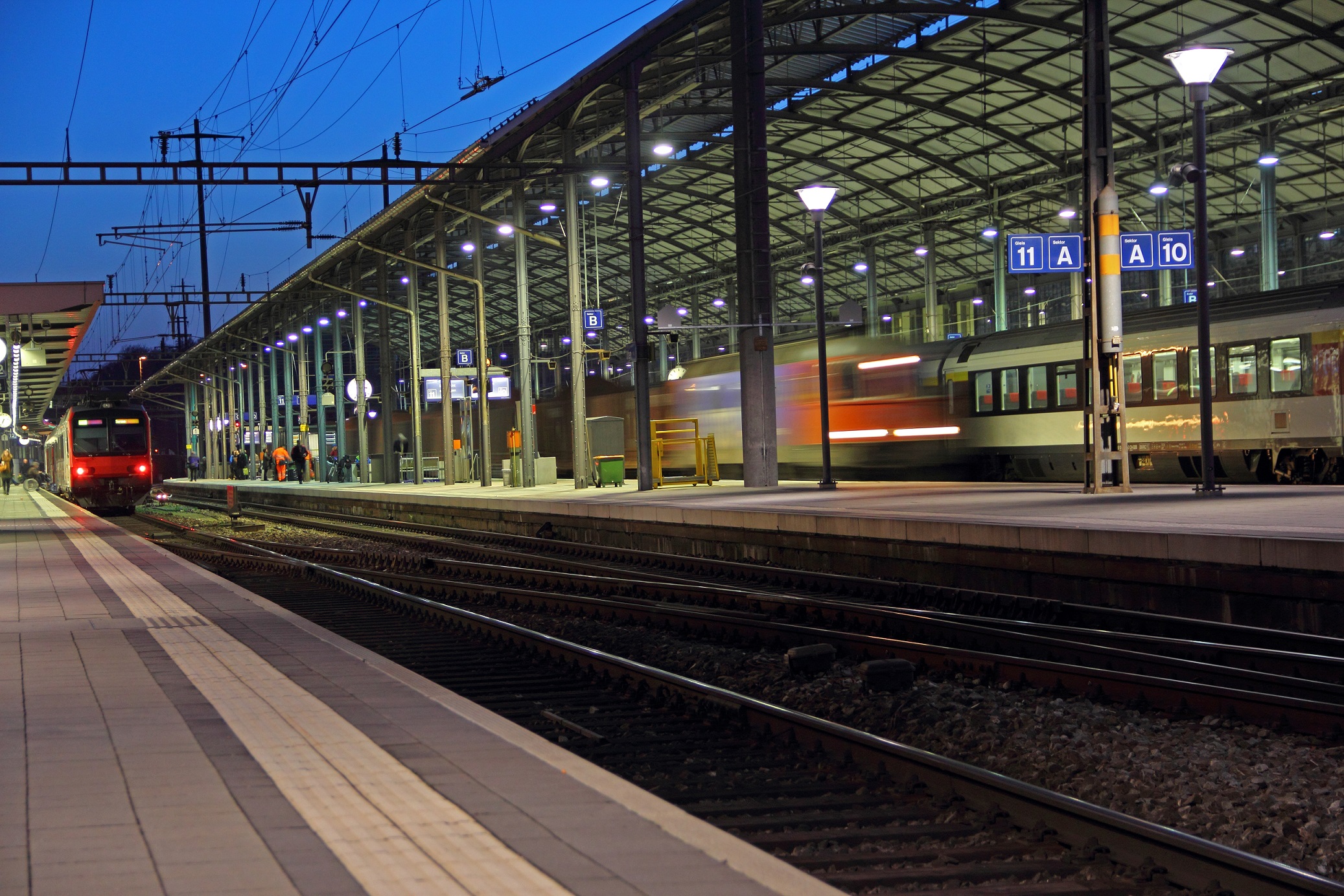 bahnhof bei nacht in olten