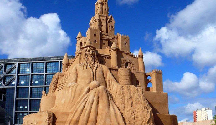 Un castello di sabbia e il suo re