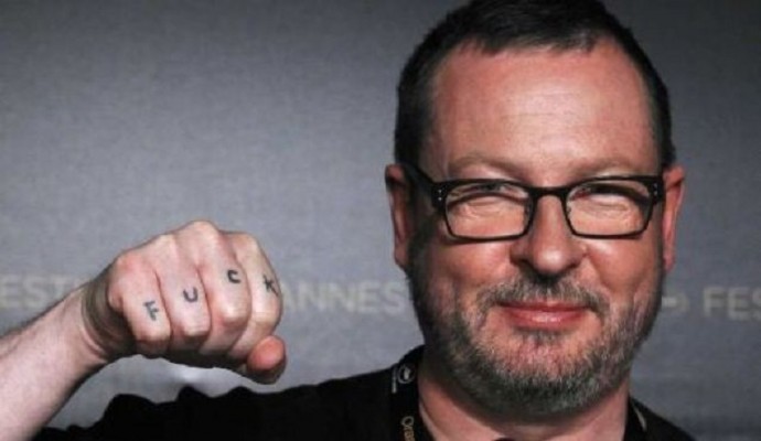 Lars von Trier con il suo tatuaggio sulle nocche della mano.