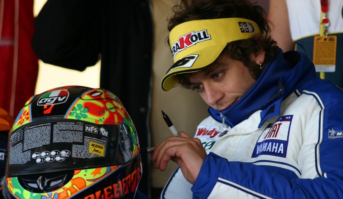 valentino rossi firma casco