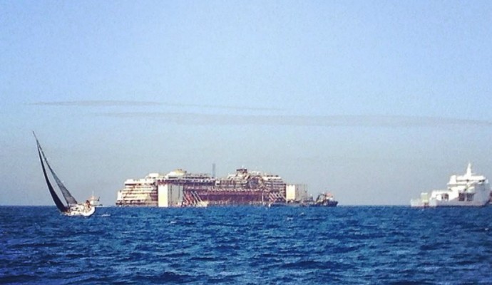 La Costa Concordia in viaggio verso Genova