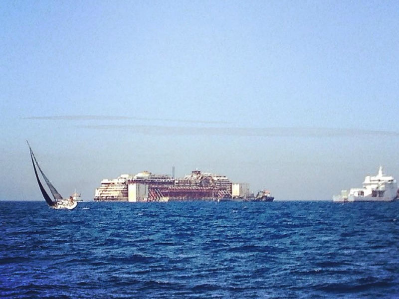 La Costa Concordia in viaggio verso Genova