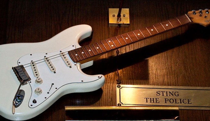 Sting's_Fender_Stratocaster,_Hard_Rock_Cafe_Cairo