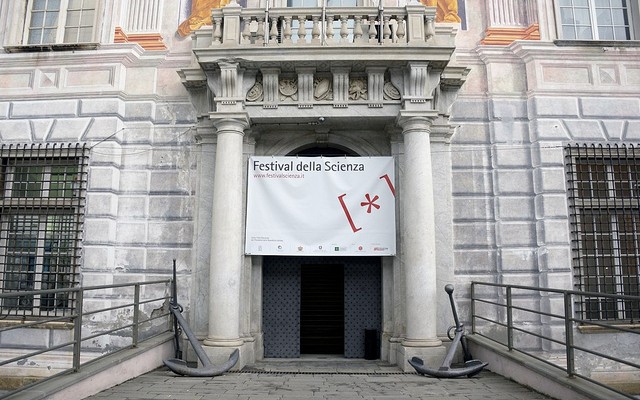 Uno degli ingressi del palazzo che ospita il Festival della Scienza