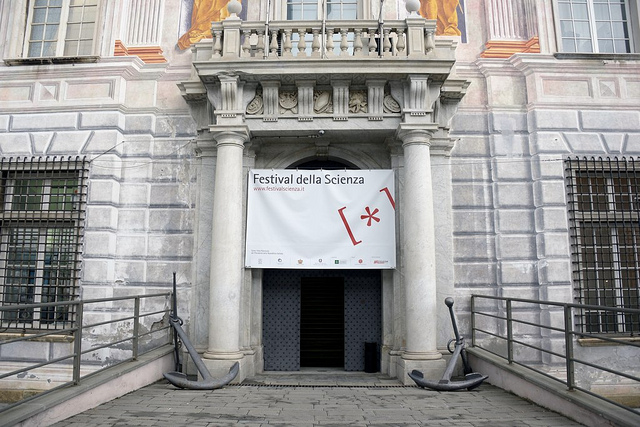 Uno degli ingressi del palazzo che ospita il Festival della Scienza