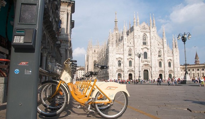 Una stazione di bike sharing a Milano