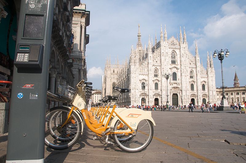 Una stazione di bike sharing a Milano
