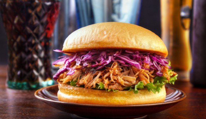 Un panino farcito con il pulled pork