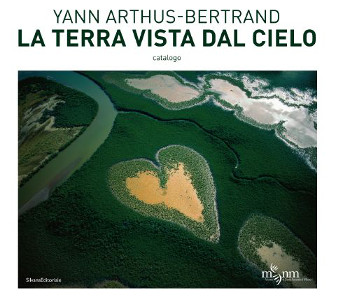 Copertina del catalogo della mostra "la terra vista dal cielo"