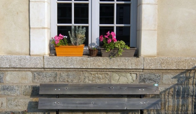 banc devant la fenêtre