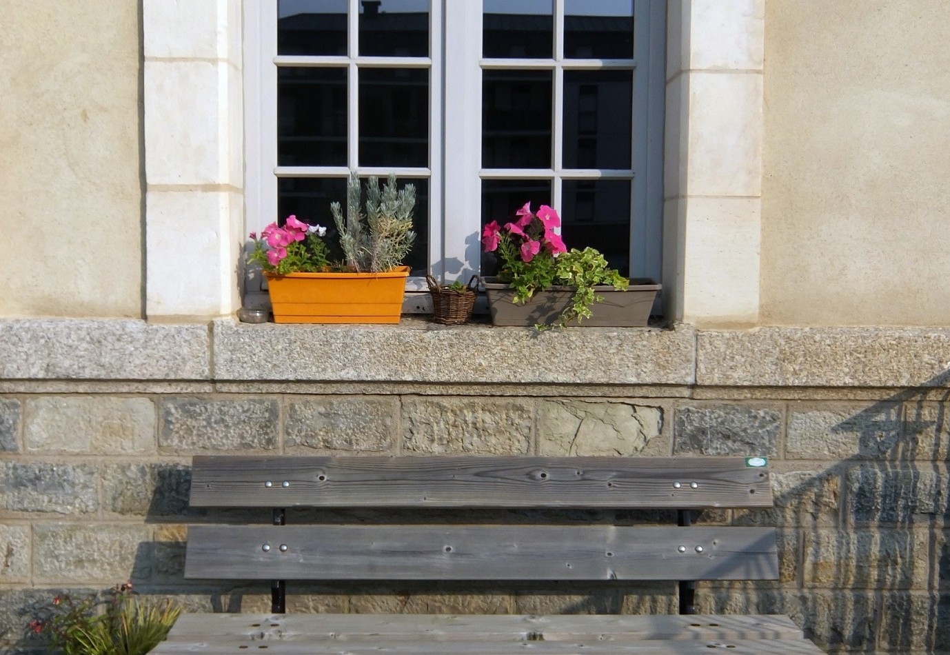 banc devant la fenêtre