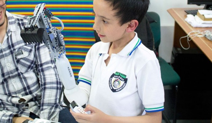 carlos-arturo-torres-tovar-iko-lego-prosthetic-arm-designboom-05-818x411