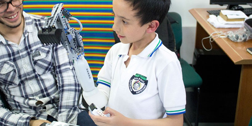 carlos-arturo-torres-tovar-iko-lego-prosthetic-arm-designboom-05-818x411