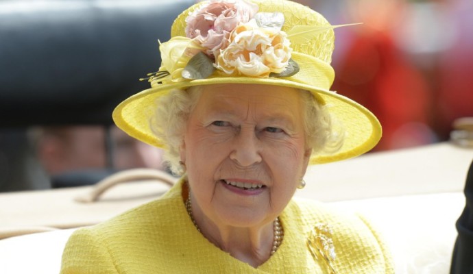Image ©Licensed to i-Images Picture Agency. 19/06/2015. Ascot, United Kingdom. Day 4 of Royal Ascot. Her Majesty The Queen of England arrives at Royal Ascot. Picture by Ben Stevens / i-Images Lapresse Only italyRegina Elisabetta arriva al Royal Ascot nella sua carrozza trainata da cavalli.