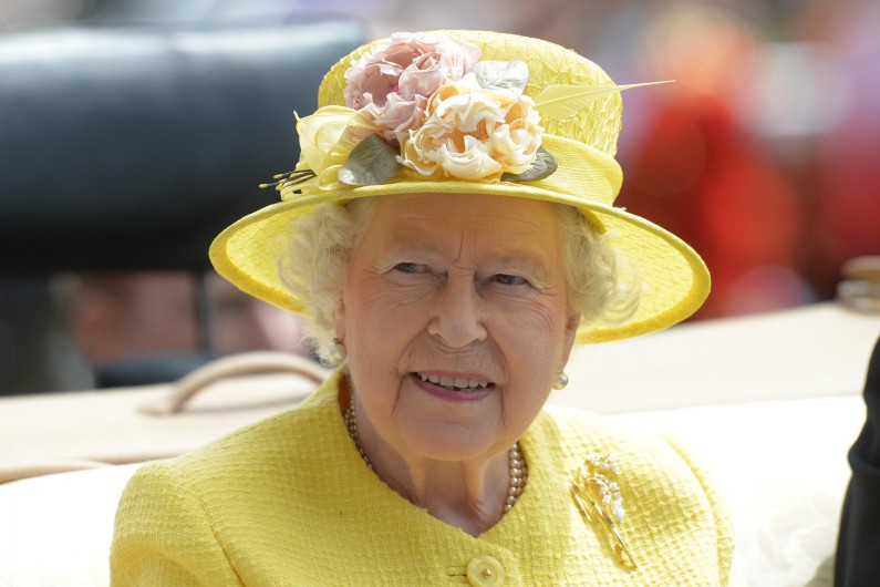 Image ©Licensed to i-Images Picture Agency. 19/06/2015. Ascot, United Kingdom. Day 4 of Royal Ascot. Her Majesty The Queen of England arrives at Royal Ascot. Picture by Ben Stevens / i-Images Lapresse Only italyRegina Elisabetta arriva al Royal Ascot nella sua carrozza trainata da cavalli.