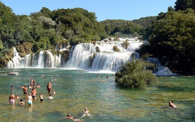 640px-Krka_swimming_under_waterfall-638x425