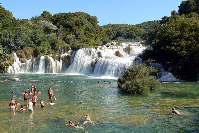 640px-Krka_swimming_under_waterfall-638x425