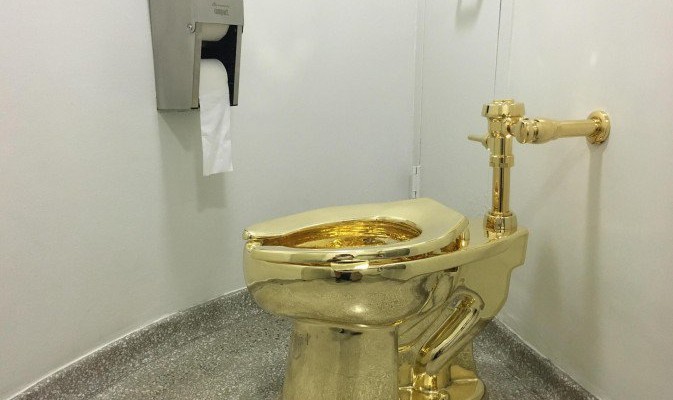 maurizio-cattelan-wc-oro3-673x505