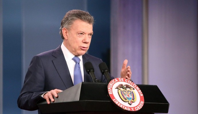 epa05572095 Colombian President Juan Manuel Santos speaks to journalists after a meeting with Colombian former President Alvaro Uribe, at the Narino Palace, in Bogota, Colombia, 05 October 2016. Santos made a call to all the political forces to join in a national unity to reach a peace agreement with the FARC guerrilla.  EPA/Mauricio Duenas Castaneda