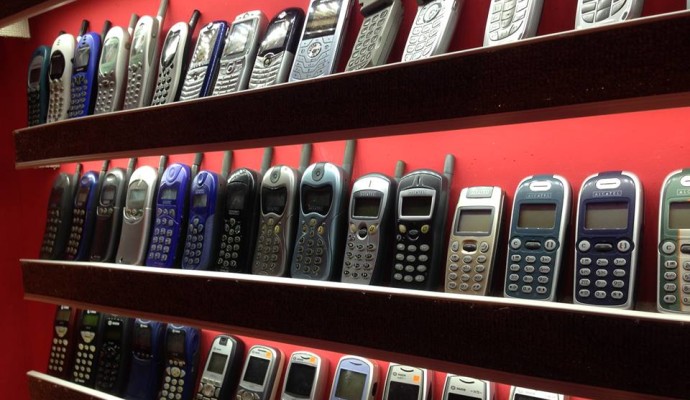 telefoni-esposti-nel-museo-da-facebook