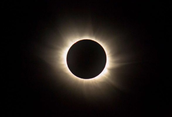 Eclissi-Solare-Totale-21-agosto-2017-1-587x420