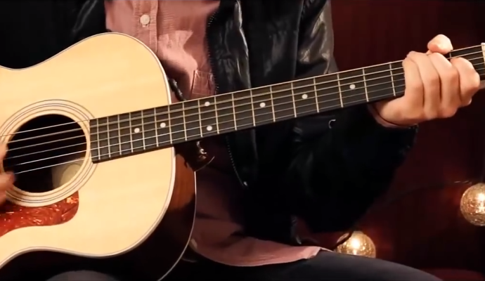 mano-destra-suona-la-chitarra-con-il-plettro