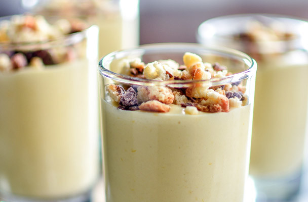 Zabaione-al-Marsala-con-crumble-di-amaretti-ricetta-parliamo-di-cucina