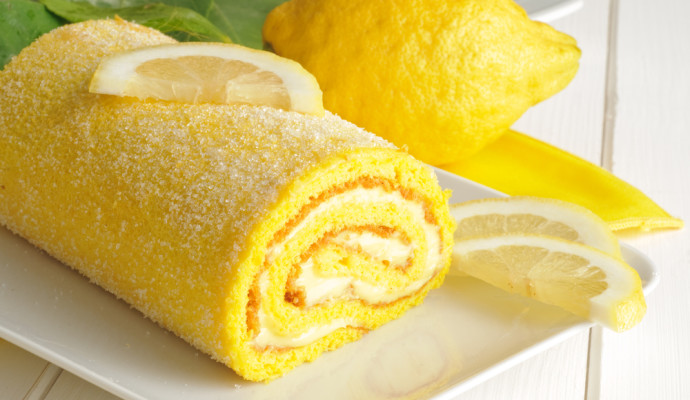 Dolce-rotolo-di-pan-di-Spagna-farcito-con-crema-al-limone