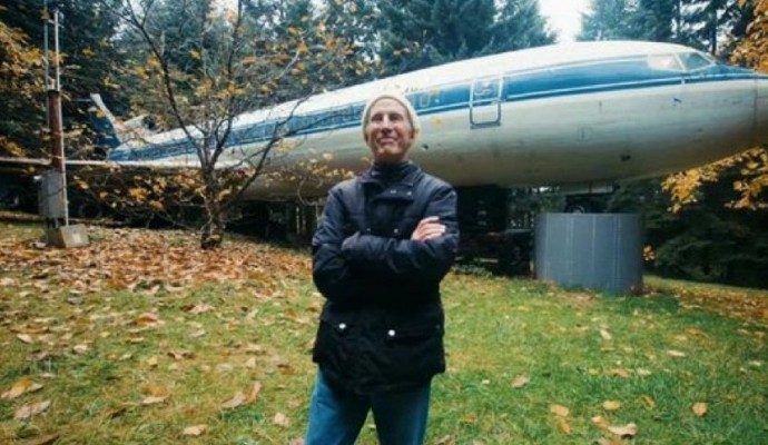 Bruce-uomo-che-vive-in-un-aereo