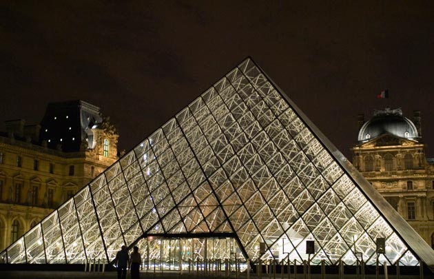 Louvre-pyramide-nuit-630x405-C-Thinkstock
