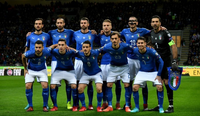MILAN, ITALY - NOVEMBER 13:   Players of Italy line up prior to the FIFA 2018 World Cup Qualifier Play-Off: Second Leg between Italy and Sweden at San Siro Stadium on November 13, 2017 in Milan, Sweden. (Photo by Claudio Villa/Getty Images)